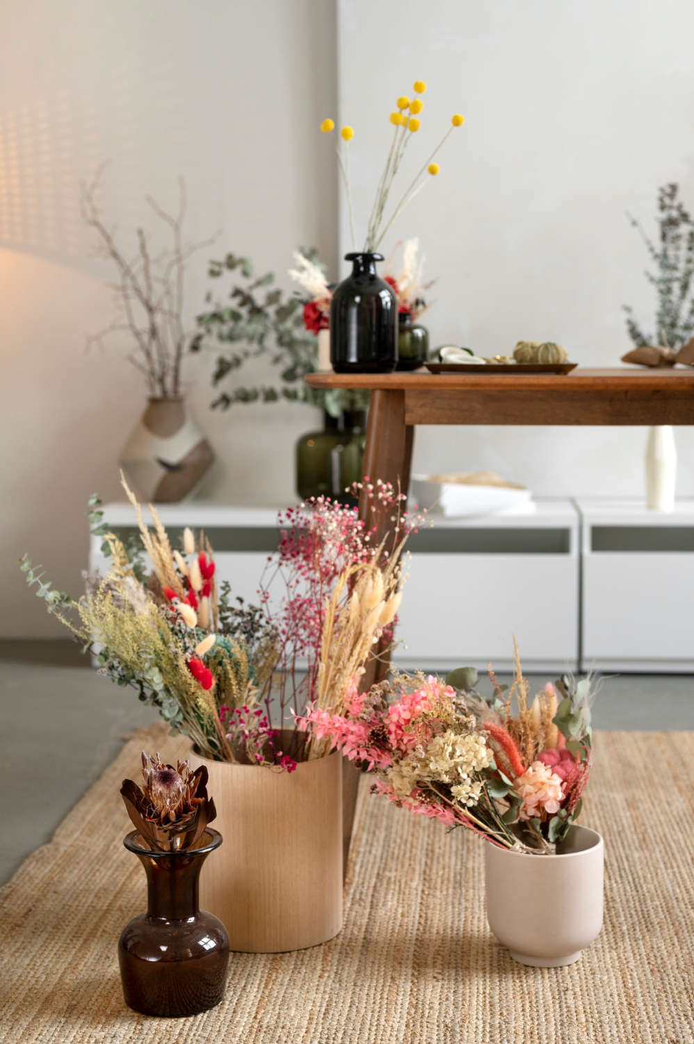 Galeria roślin doniczkowych w salonie to niedrogi, ale bardzo efektowny sposób na stworzenie przytulnej i przyjaznej atmosfery we wnętrzu.