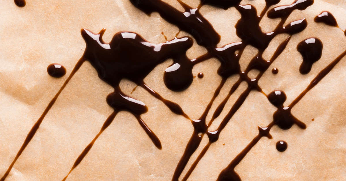 Jak usunąć plamy z czekolady domowym sposobem?