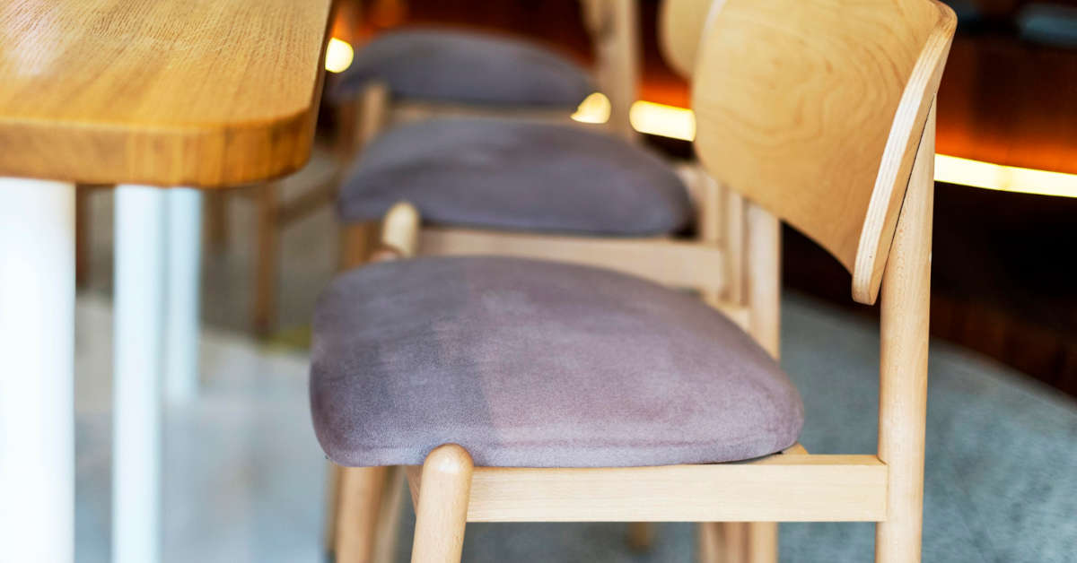 Czym wyczyścić krzesła tapicerowane – domowe sposoby