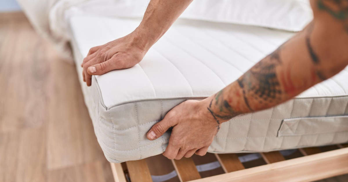 Jak napompować materac bez pompki?