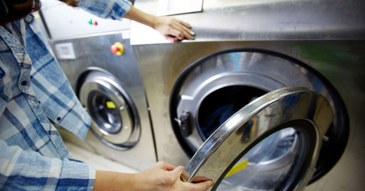 Gdzie jest filtr w pralce i jak go wyczyścić?