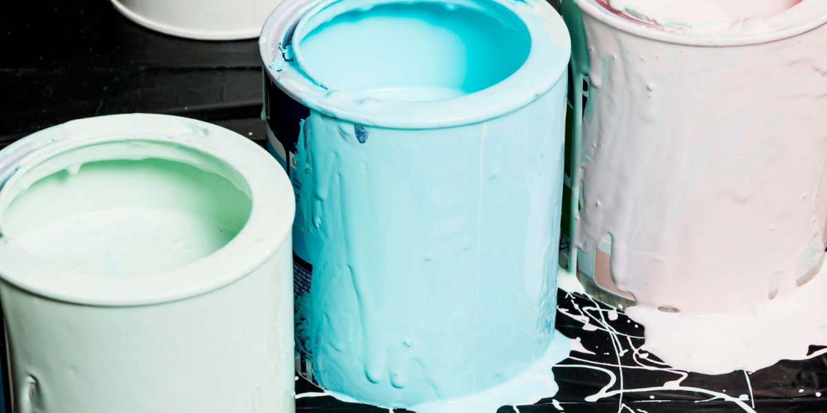 Jak usunąć zaschniętą farbę akrylową z ubrania?