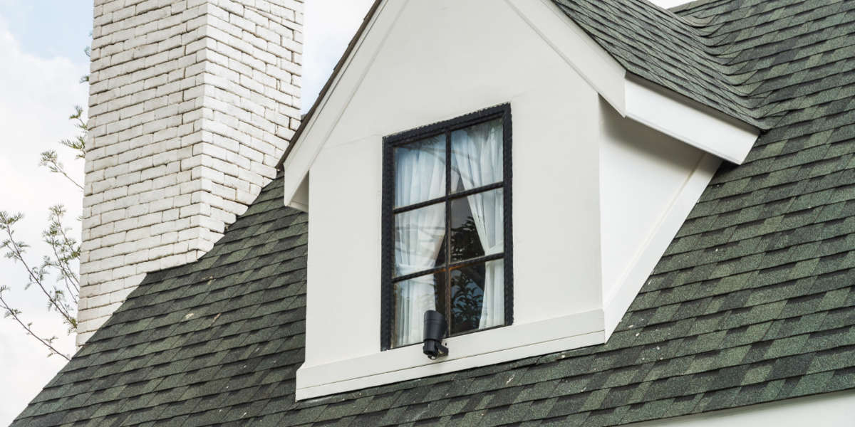 Jak obrobić okno dachowe? Wykończenie wnęki okiennej