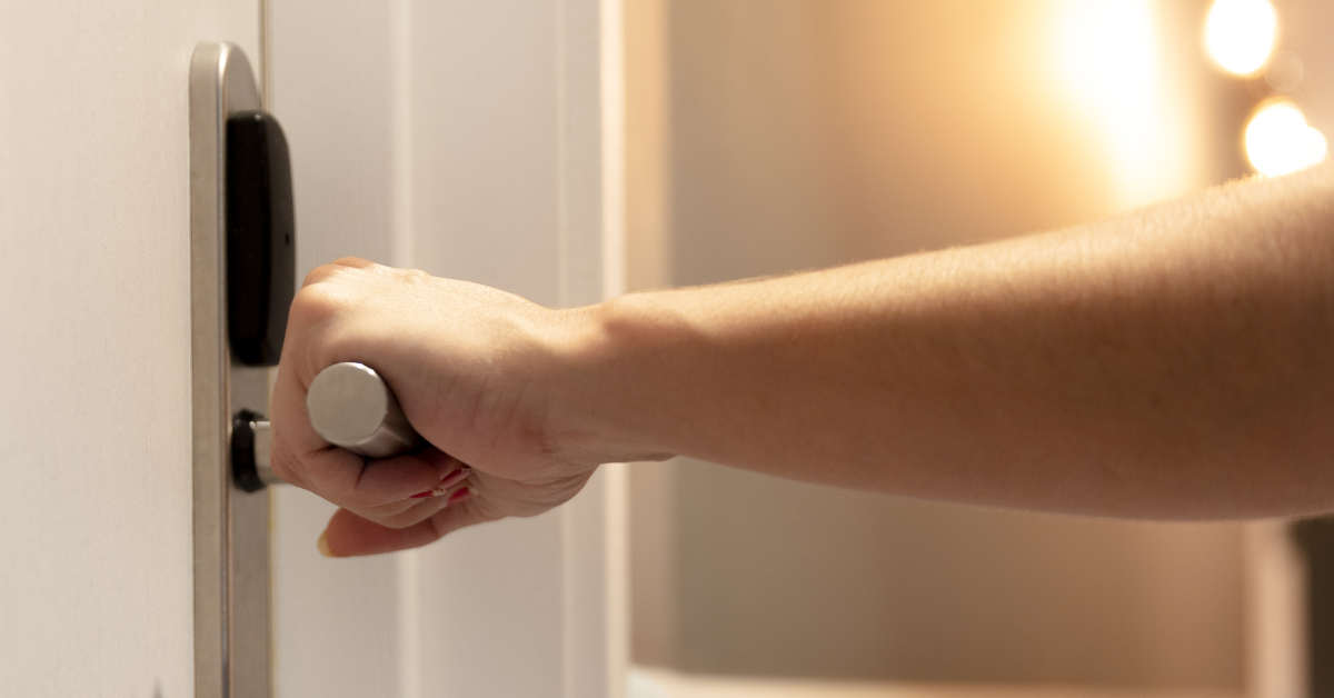 Luźna klamka w drzwiach – jak naprawić?