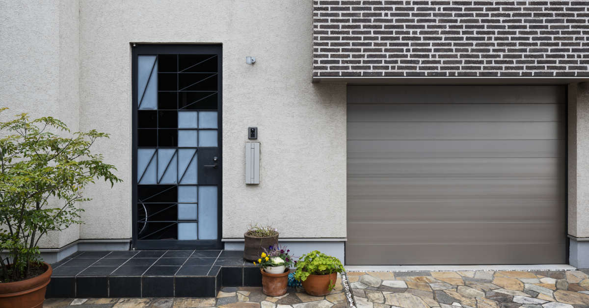 Regulacja bramy garażowej uchylnej – poradnik