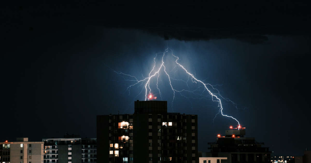 Uderzenie pioruna w dom – skutki
