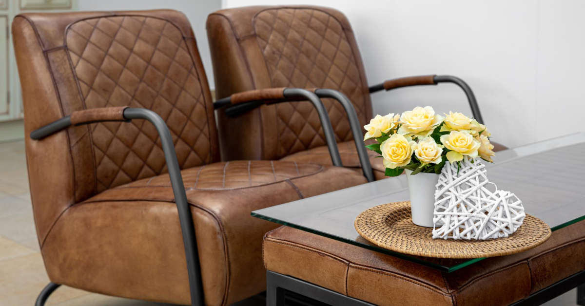 Ciemnobrązowe meble – jaki kolor ścian?