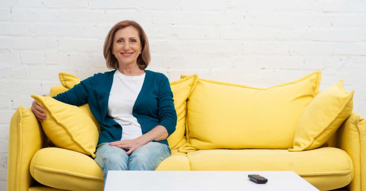 Musztardowa kanapa – jakie dodatki wybrać?