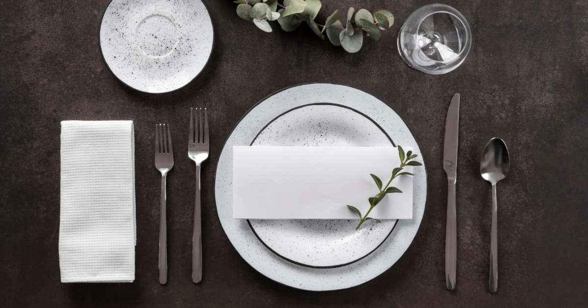 Jak ułożyć sztućce na stole i odkładać po jedzeniu?