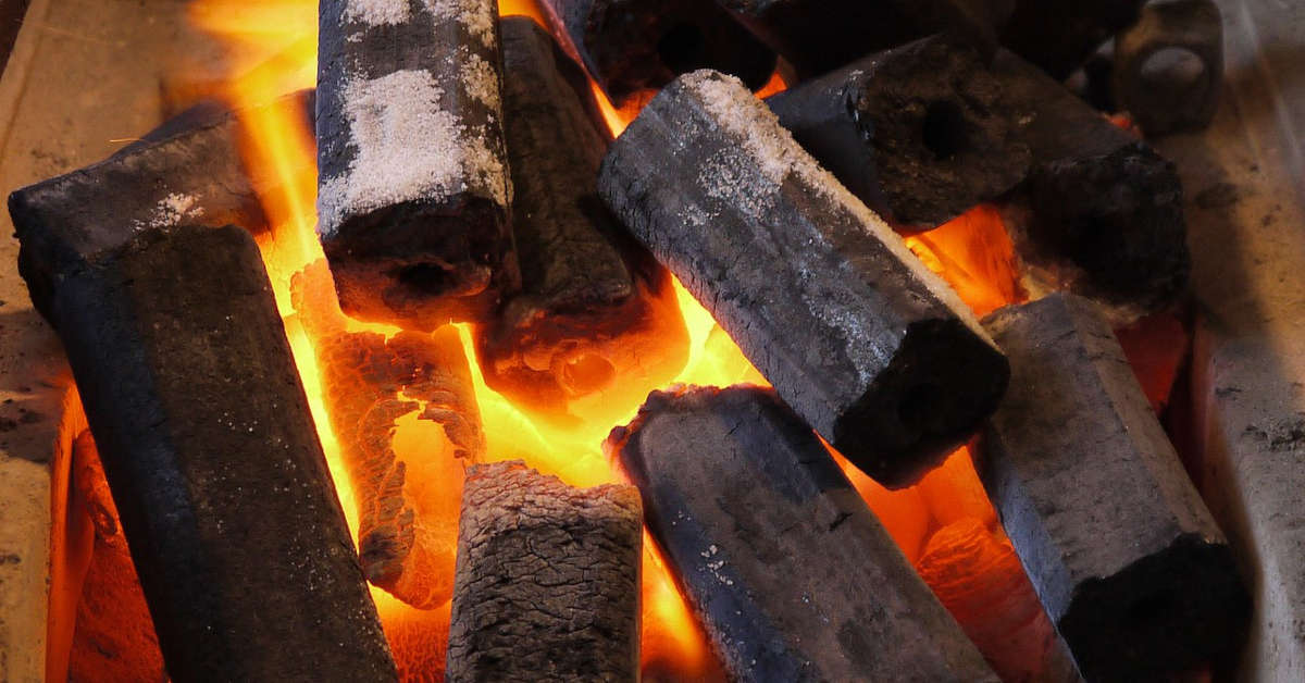 Brykiet torfowy – opinie, czy warto nim palić w piecu?