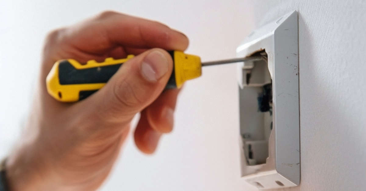 Ile bierze elektryk od punktu? Cennik 2025/2026