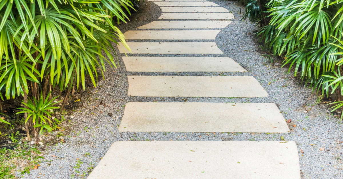 Chodnik z płyt betonowych – cena, montaż, zastosowanie
