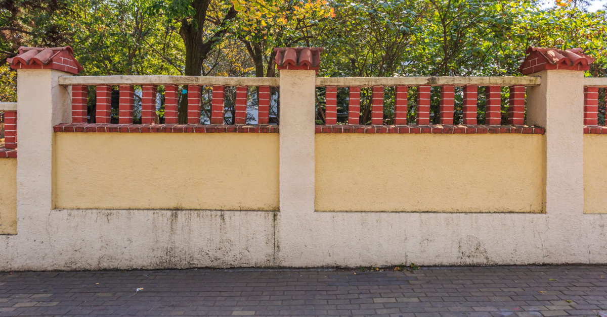 Kara za mur oporowy – kiedy wymaga pozwolenia?