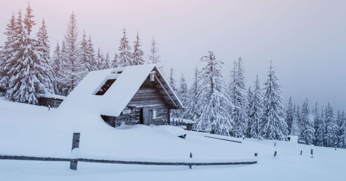 Odśnieżanie dachu – ile kosztuje i kto ma obowiązek?