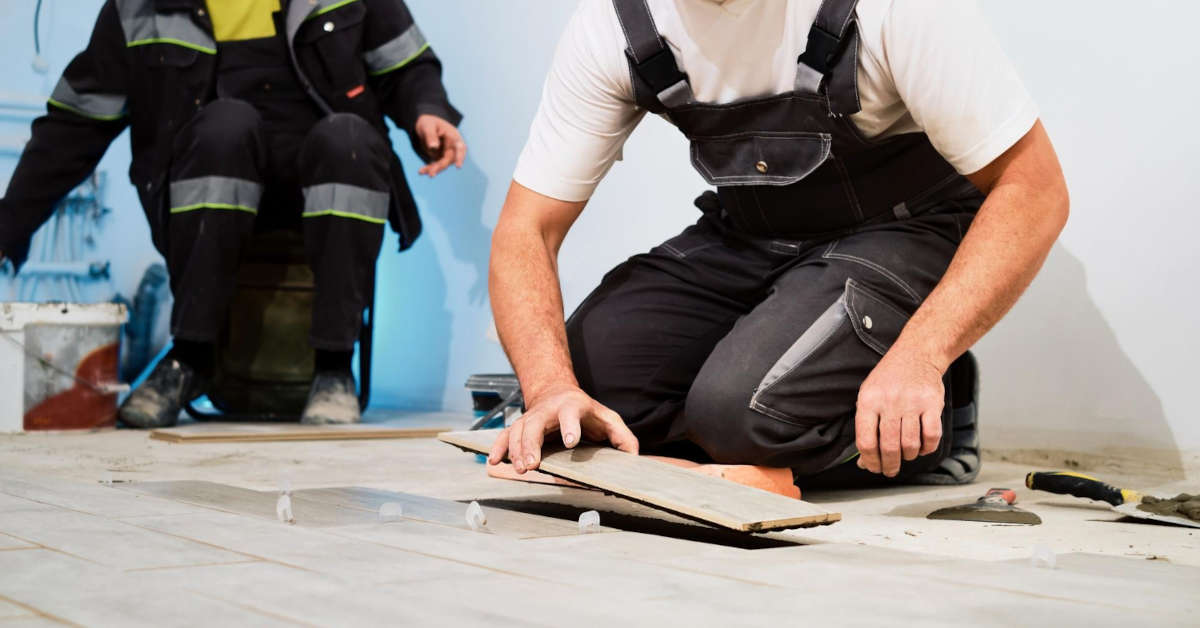 Skuwanie płytek – cena za m2. Stawki na 2025/2026 rok