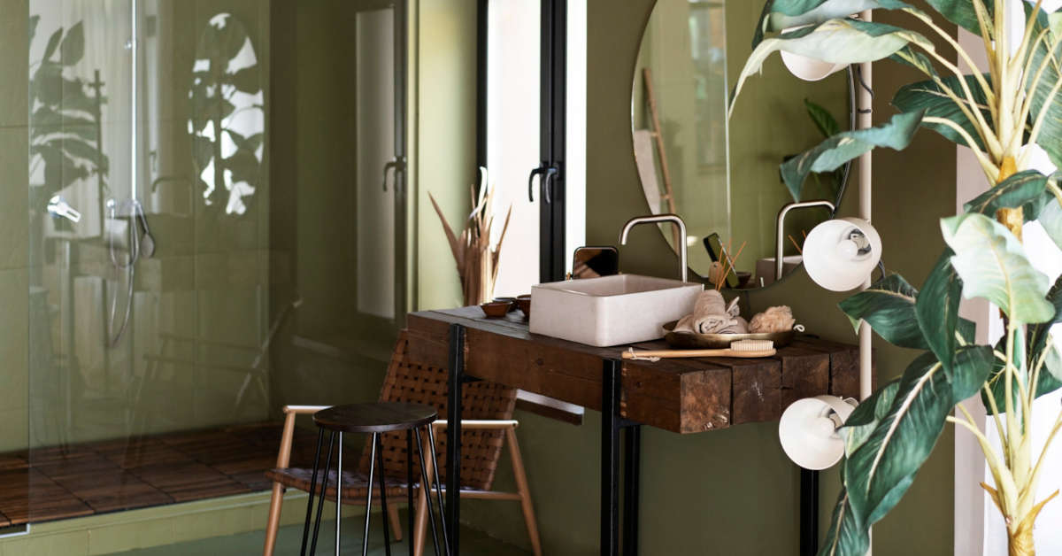 Łazienka marmur złoto i drewno – nasze inspiracje