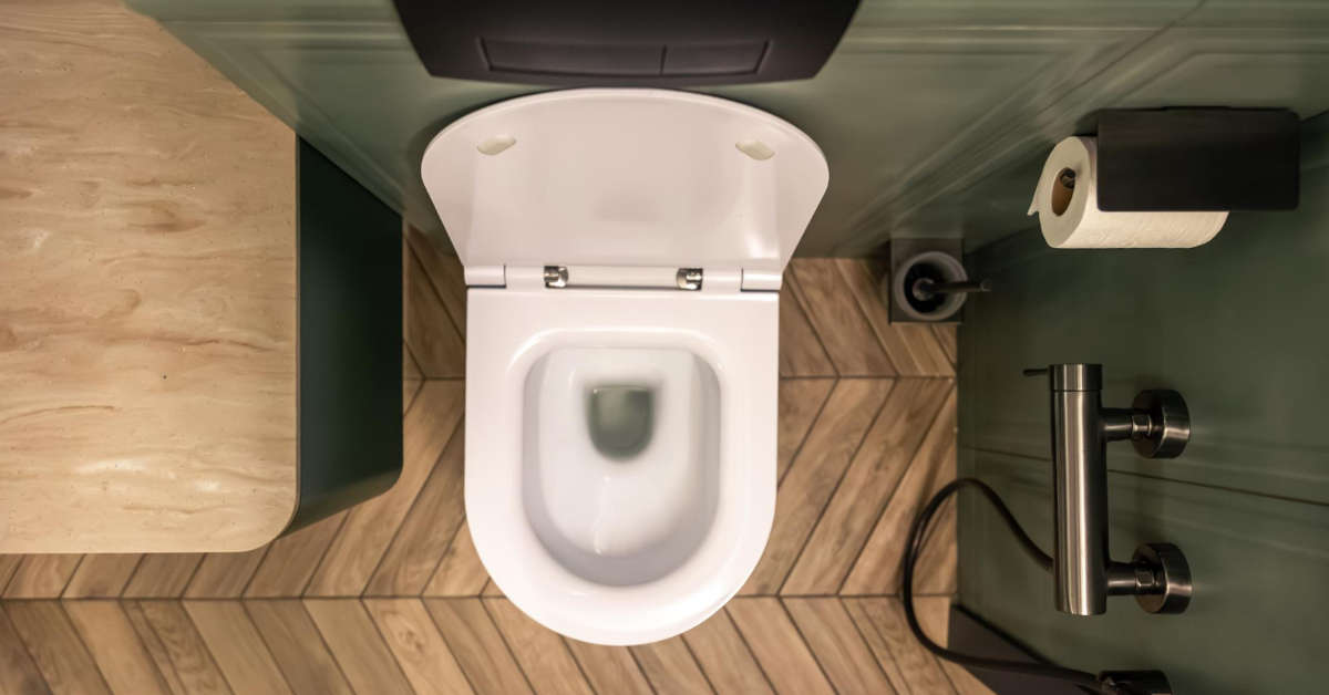 Mała wąska toaleta – jak urządzić wnętrze?