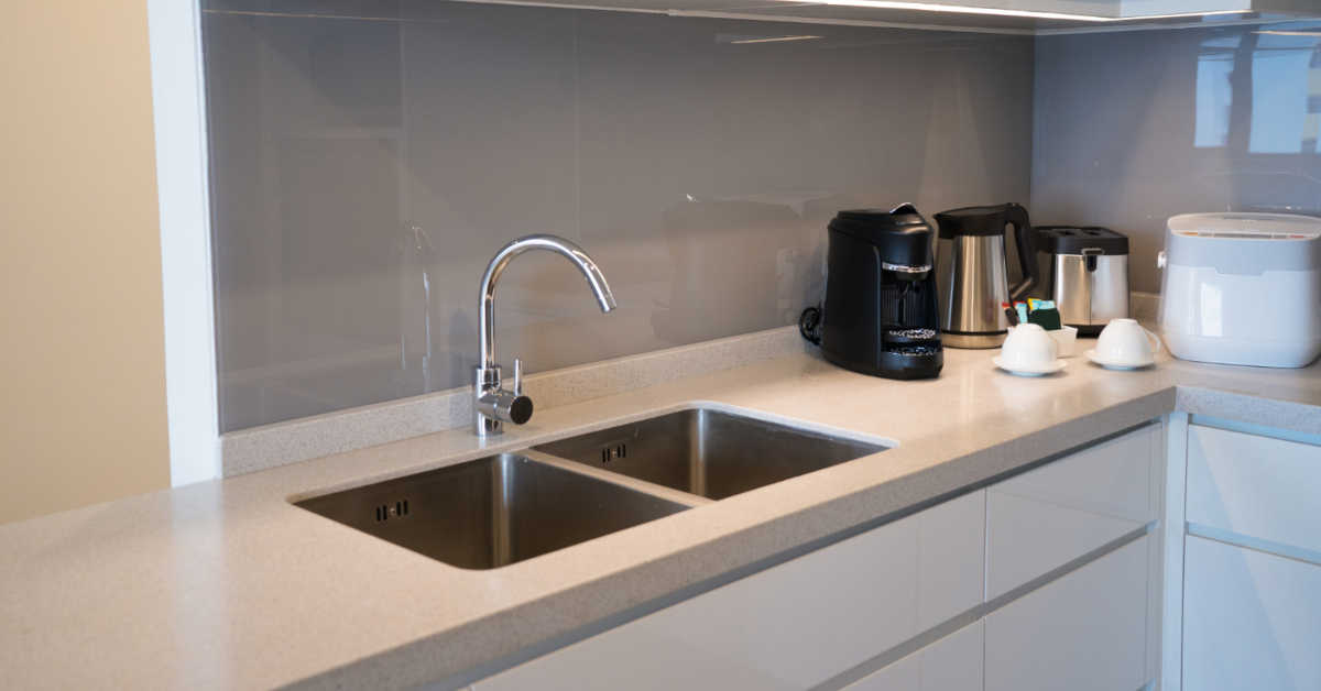 Zlew jedno- czy dwukomorowy? Jak dopasować go do mebli kuchennych?