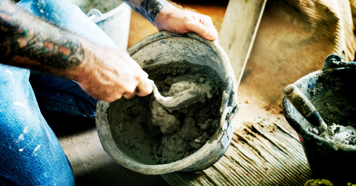 Jak zrobić wylewkę betonową na ziemi?