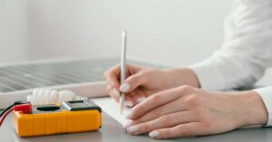 Protokół odbioru instalacji elektrycznej – co musi zawierać i kto może go wystawić?