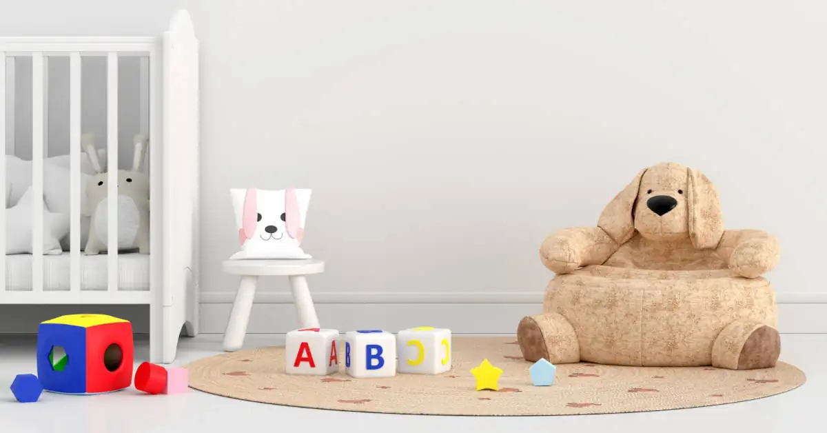 niebieskiepudelko.pl Jak przygotować dom na przyjęcie noworodka? - Niebieskie Pudełko Redakcja Niebieskie Pudełko 5–6 minut Druga połowa ciąży to najwyższy czas, aby przygotować miejsce dla dzidziusia. Sprawdź, jakie wyposażenie będzie Ci niezbędne, a z którego możesz zrezygnować. Pomyśl też o adaptacji domu do potrzeb niemowlęcia. Większość kobiet w trzecim trymestrze zaczyna odczuwać tzw. syndrom wicia gniada. To podświadomy instynkt każe Ci przygotować dom na nadejście nowego członka rodziny – tak, aby było mu z Wami jak najlepiej. Zwyczaj ten obserwuje się także u wielu gatunków ssaków, więc można śmiało powiedzieć, że to Matka Natura bierze górę! Czy noworodek potrzebuje oddzielnego pokoju? Wśród oczekujących potomka rodziców panuje moda na urządzanie dziecięcych pokoiczków. Faktycznie, wybieranie barwy ścian, tapet, łóżeczka czy dekoracji wspaniale umila czas ciąży i pozwala skupić się na pozytywach. Ale z racjonalnego punktu widzenia takie przygotowanie nie są wcale konieczne! Większość niemowląt do ukończenia pierwszego roku życia śpi bowiem w sypialni rodziców, a pokoju do zabaw jeszcze nie potrzebują – i tak cały swój aktywny czas chcą spędzać z opiekunami. Stąd miejsce do spania dla noworodka aranżuje się zazwyczaj w sypialni u rodziców, a dzienny kącik w salonie, gdzie spędzamy większość czasu. Przeciwko przygotowaniu nowego pokoju przemawia również zdrowie ciężarnej, która powinna unikać świeżych farb, klejów do tapet i podłóg, a nawet nowych mebli, jeśli wykonane są ze sklejki. Pokoik dla dziecka można więc przygotować na pierwsze albo drugie urodziny – plusem tego rozwiązania jest fakt, że gdy poznacie lepiej swoją pociechę, jej charakter i upodobania, łatwiej będzie zaaranżować optymalną przestrzeń. Co będzie Wam potrzebne do opieki nad noworodkiem? W wersji minimalistycznej, ale bardzo racjonalnej, niemowlę będzie więc potrzebować własnego łóżeczka z dobrej jakości materacykiem oraz śpiworkiem lub otulaczem i kocykiem na dni cieplejsze. Klasyczne drewniane łóżeczka, bardzo praktyczne i lubiane, dobrze jest zabezpieczyć tekstylnym ochraniaczem, tak, aby maluszek nie ranił się o szczebelki. Co zamiast łóżeczka? https://niebieskiepudelko.pl/lozeczko-dla-dziecka/ Dodatkowo można zakupić funkcjonalną komódkę do przewijania, w której znajdzie się miejsce na pieluszki, kosmetyki i odpad. Alternatywną propozycją jest przewijak nakładany na łóżeczko. Na ubranka dziecka potrzeba wygenerować ponadto 2-3 spore szuflady- śpioszków będzie dużo, bo tempo brudzenia jest w pierwszym roku zawrotne! Do podstawowego wyposażenia potrzebnego już w momencie powrotu do domu po porodzie należy również wanienka dla dziecka oraz miejsce do zabawy/gimnastyki na brzuszku. W tej ostatniej roli idealnie sprawdza się mata edukacyjna – niekoniecznie z pałąkiem. Żółta wanienka dla dzieci stoi na łazienkowej podłodze Z krzesełkiem do karmienia możecie się wstrzymać – maluszek będzie z niego korzystać, dopiero jak nauczy się samodzielnie siadać, czyli zwykle po 6 miesiącu życia. Wcześnie do karmienia pierwszymi stałymi posiłkami przyda się natomiast leżaczek-bujaczek, który można stosować od 3-4 miesiąca życia. Czego nie musicie kupować Bez względu na to, jak bardzo masz na nie ochotę, dekoracje nie są niezbędne w domu z małym dzieckiem. Ani obrazki i girlandy, ani litery imienia na ścianę, ani pluszowe maskotki nie zrobią na dziecku wrażenie przez cały pierwszy rok jego życia. Przytulanki w łóżeczku są wręcz zakazane. Karuzela nad łóżeczko również nie jest zakupem koniecznym. Owszem, jest to atrakcja zapewniająca maluszkowi stymulację i służącą pomocą w zasypianiu, ale troskliwi rodzice mogą ją z powodzeniem zastąpić. Przydatne, ale niekoniecznie niezbędne są również sterylizator do butelek czy elektroniczna niania – decyzja o kupnie zależy wyłącznie od domowego budżetu. Jak przygotować dom na narodziny dziecka – zdrowie i bezpieczeństwo Na etapie ciąży może się Wam wydawać, że minie sporo czasu, zanim maluszek zacznie dokazywać i samodzielnie przemieszczać się po domu. W rzeczywistości pierwsze tygodnie mijają bardzo szybko, a rodzice nie mają nigdy na nic czasu. Stąd już na etapie ciąży możesz pomyśleć o babyproofingu, czyli zabezpieczaniu domu przed wszędobylskim, pomysłowym niemowlęciem, który może ruszyć z miejsca jeszcze przed ukończeniem szóstego miesiąca. Zapoznaj się z naszymi wskazówkami: https://niebieskiepudelko.pl/babyproofing/ Niestety, małe dzieci to również choroby, a błahy katar u niemowlaka bywa dla rodziców gehenną. Jeśli chcesz zawczasu zadbać o zdrową atmosferę z domu i aktywnie wspomagać zdrowie dróg oddechowych maluszka, rozważ zakup oczyszczacza powietrza i/lub nawilżacza – na rynku jest wiele urządzeń typu 2w1. Okazują się one niezastąpione w okresie infekcji oraz w przypadku małych alergików. Urządzenie nawilżające powietrze w pomieszczeniu mieszkalnym przy oknie, obok roślina Tagi: akcesoria dziecięce, przygotowanie pokoju dla noworodka, urządzanie pokoju