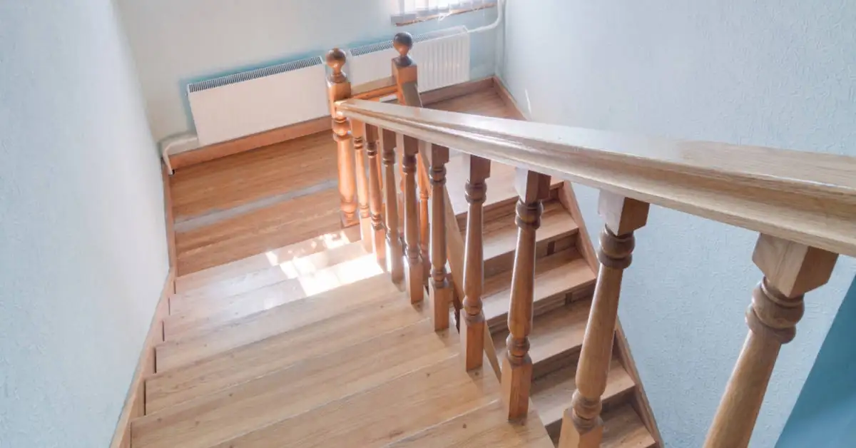 Jak odnowić stare schody drewniane – krok po kroku