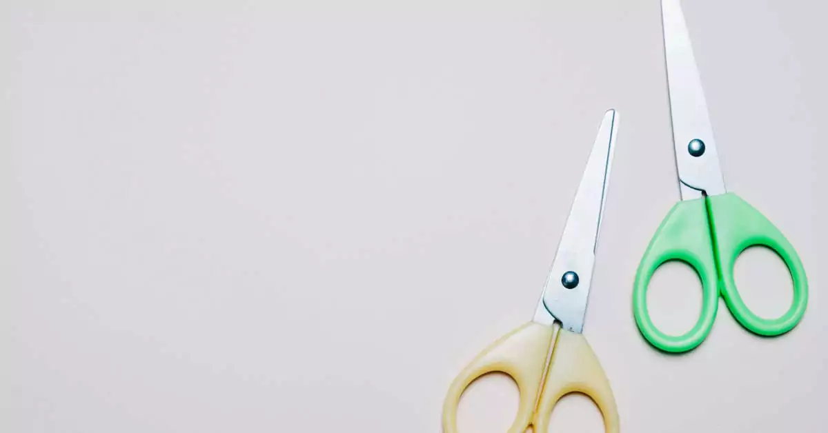 Jak naostrzyć nożyczki domowym sposobem?