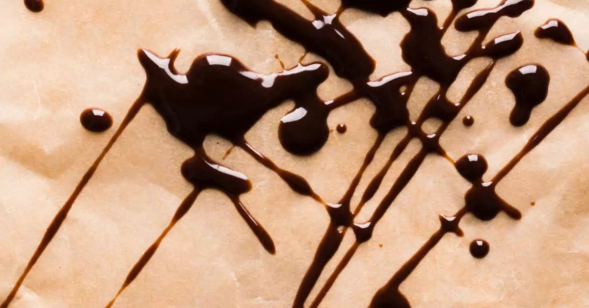 Jak usunąć plamy z czekolady domowym sposobem?