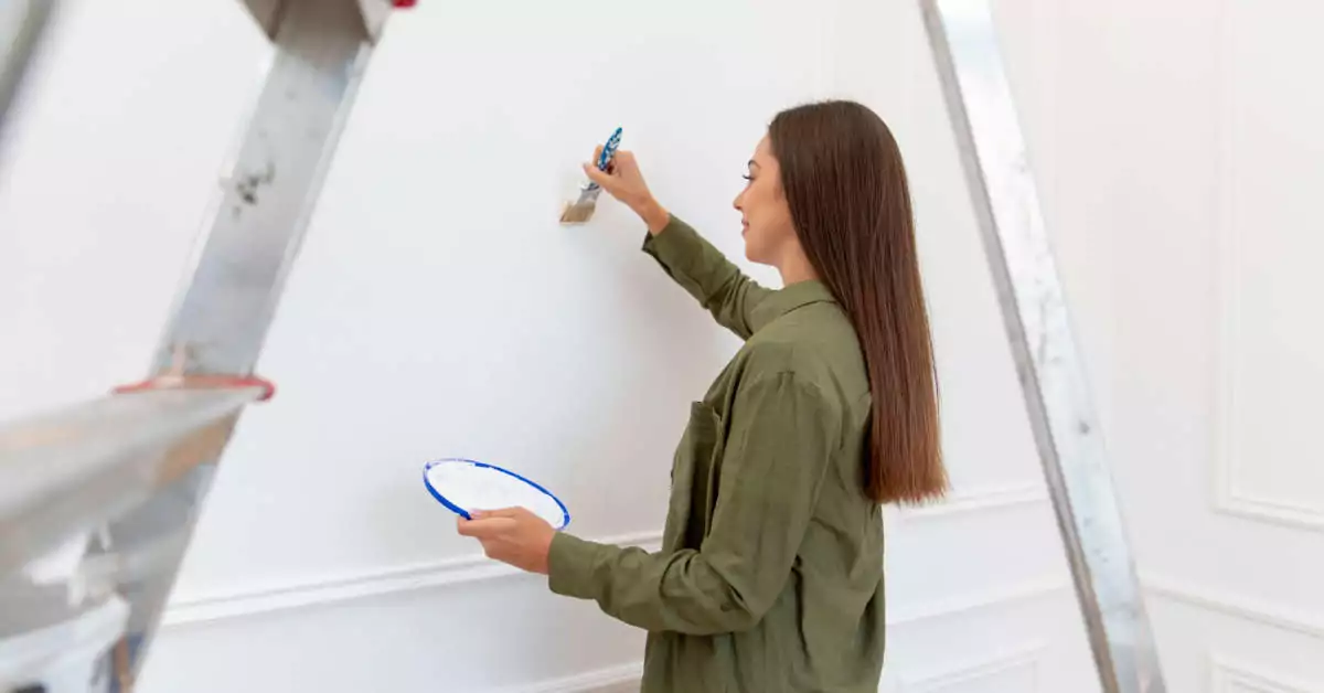 Jak nakładać farbę strukturalną na ścianę?