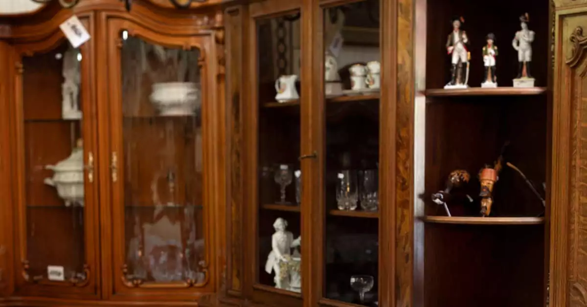 Jak usunąć naklejki z mebli domowym sposobem?