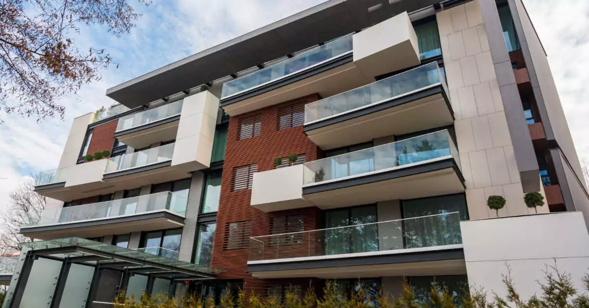 Ile centymetrów ma zachodzić styropian na okno?