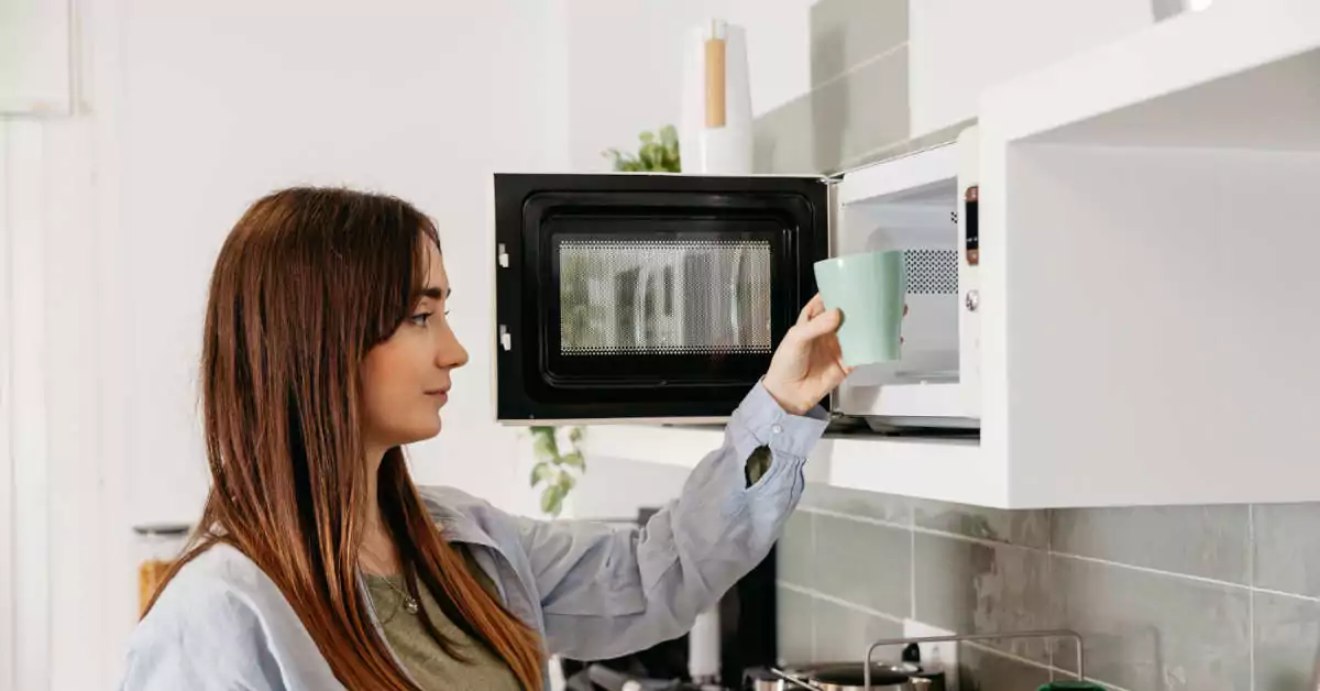 Czy kuchenka mikrofalowa jest szkodliwa? Fakty i mity