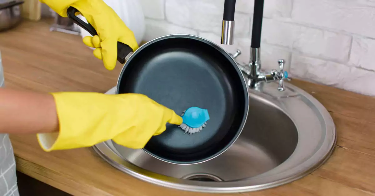 Jak wyczyścić spód patelni?