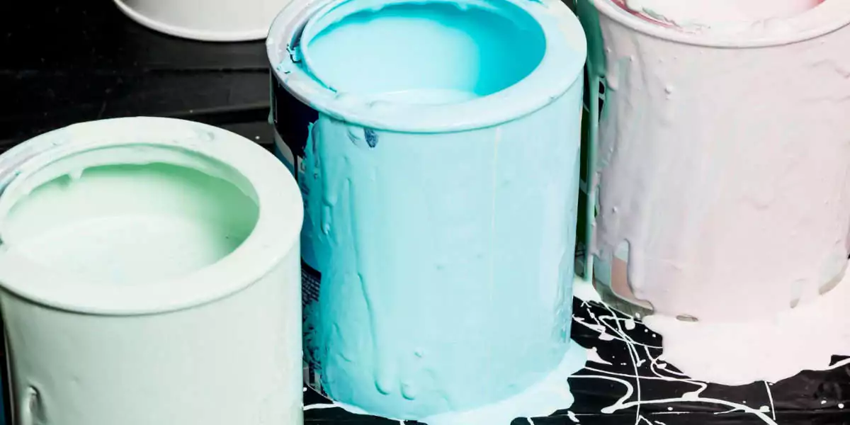 Jak usunąć zaschniętą farbę akrylową z ubrania?