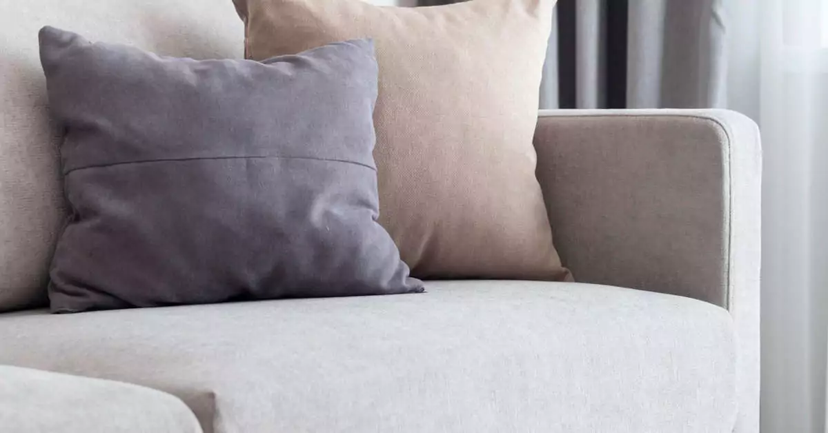 Jak zmyć długopis z kanapy?