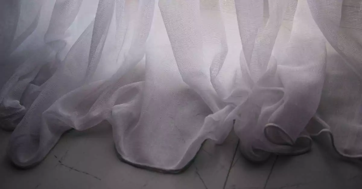 Jak upiąć za długie zasłony?