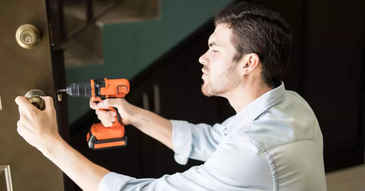 Ile kosztuje montaż drzwi wewnętrznych? Cennik 2025/2026