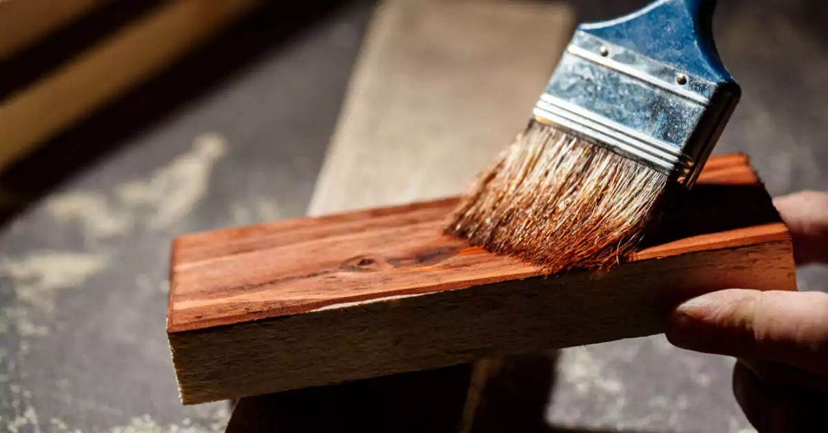 Jak usunąć farbę z drewna – domowe sposoby