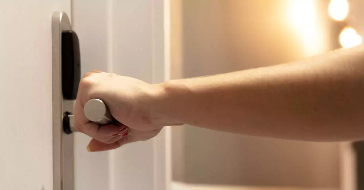 Luźna klamka w drzwiach – jak naprawić?