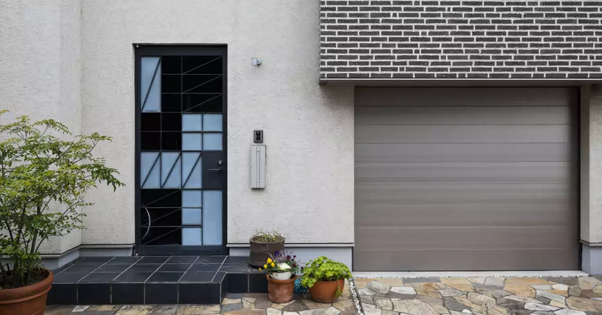 Regulacja bramy garażowej uchylnej – poradnik