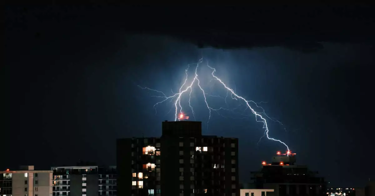 Uderzenie pioruna w dom – skutki