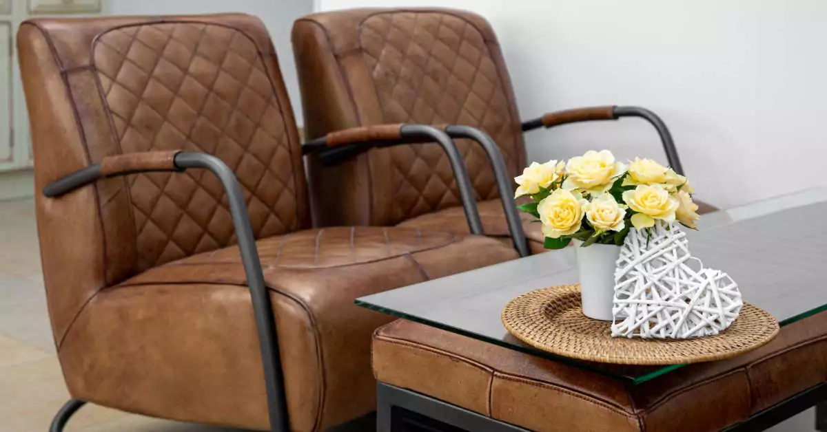 Ciemnobrązowe meble – jaki kolor ścian?