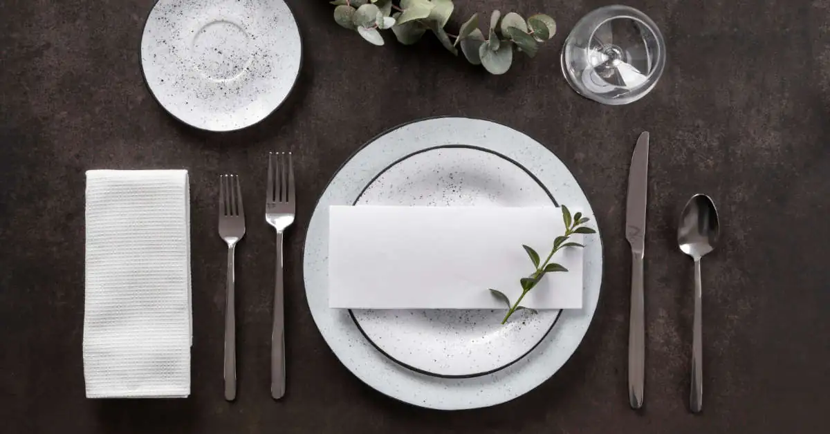 Jak ułożyć sztućce na stole i odkładać po jedzeniu?