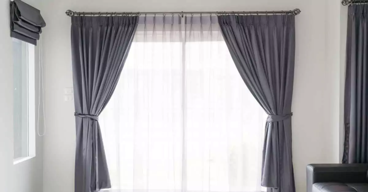 Jak wieszać zasłony na szynie?