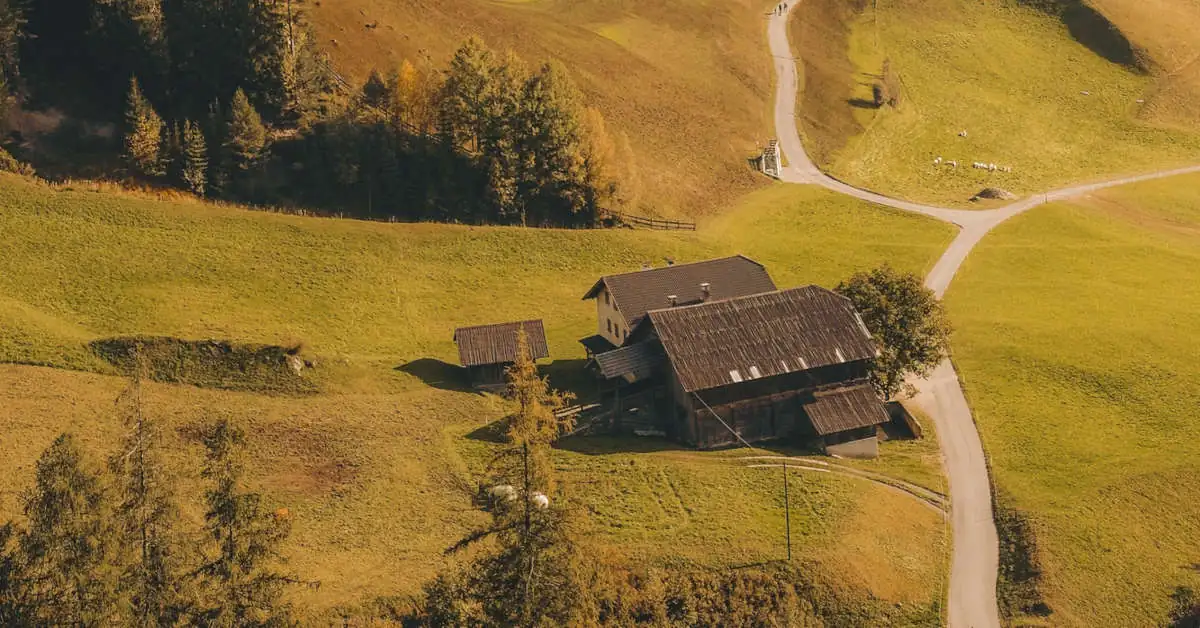 Jak wyrównać działkę ze spadkiem?