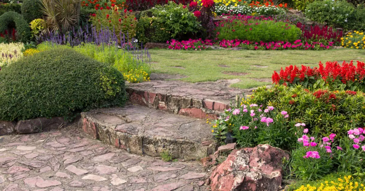 Skalniak z opon – jak zrobić coś oryginalnego w ogrodzie?