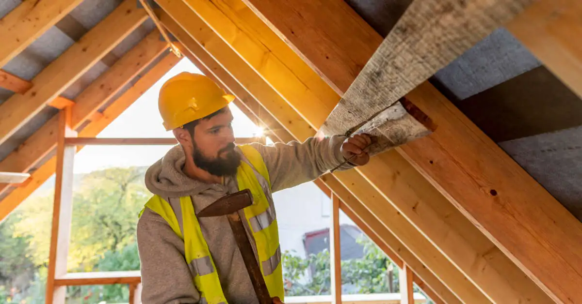 Folia paroizolacyjna na poddasze – po co i jak stosować?