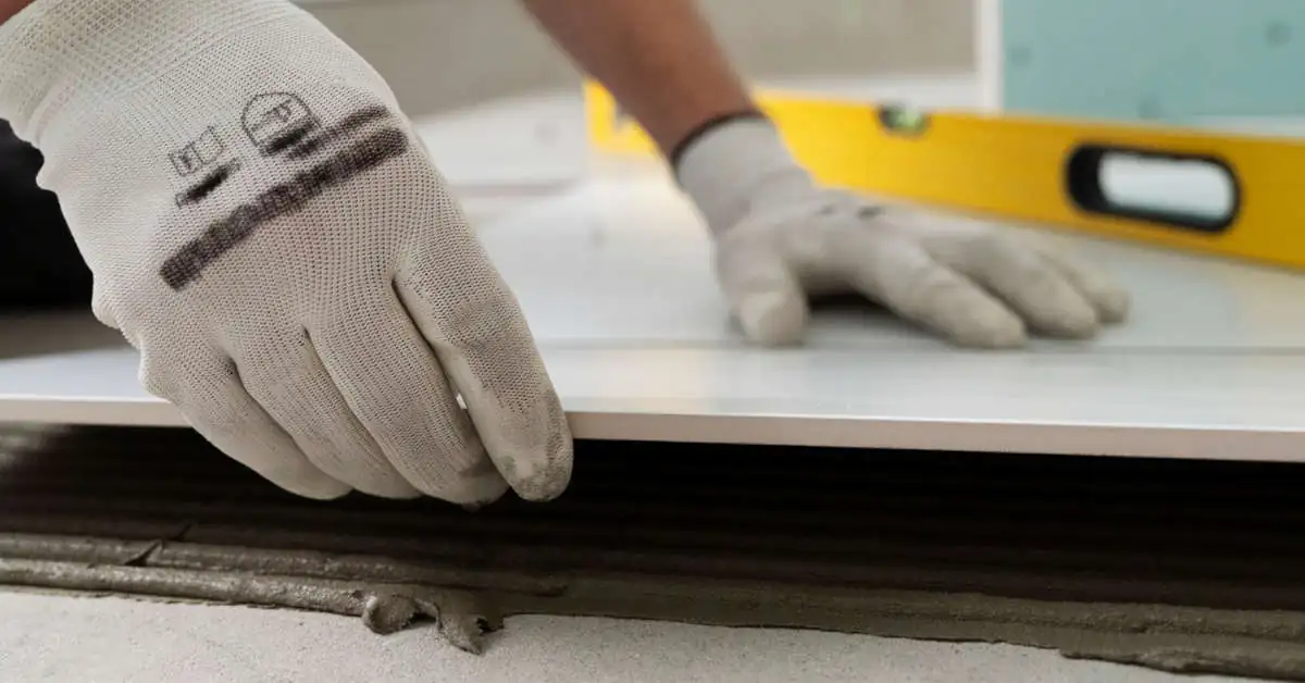 Docinka płytek: na dole czy na górze?