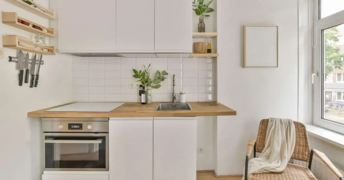 Aranżacja małej kuchni 4m2 – co i gdzie umieścić?