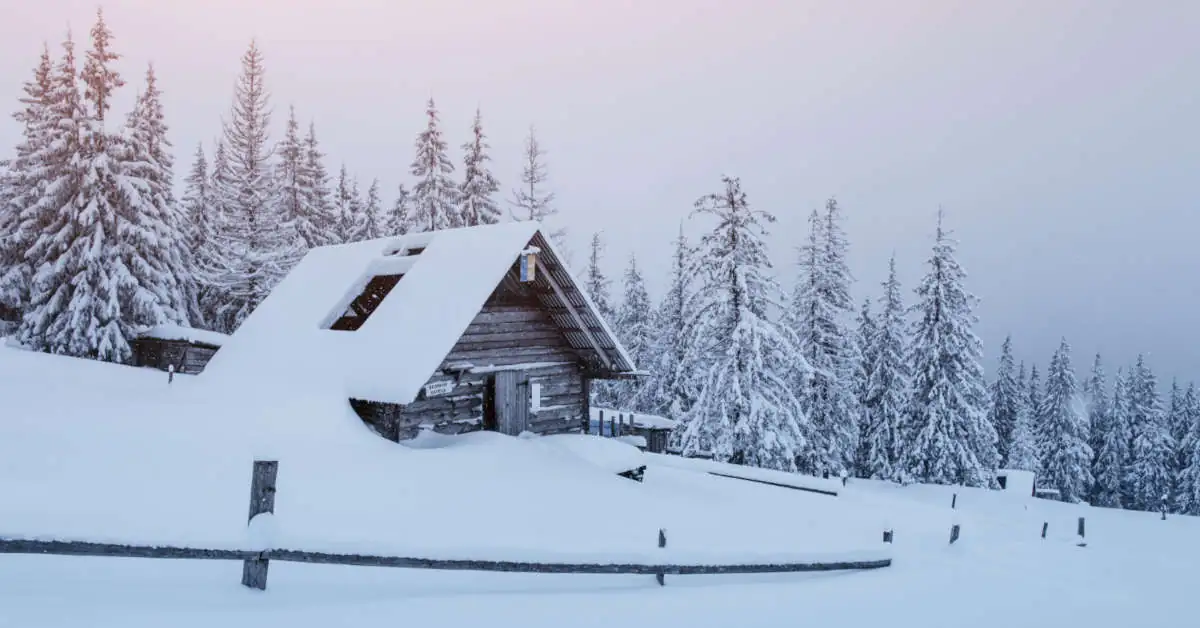 Odśnieżanie dachu – ile kosztuje i kto ma obowiązek?